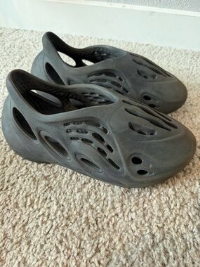 YEEZY FOAM RUNNERS CHARCOAL GREY